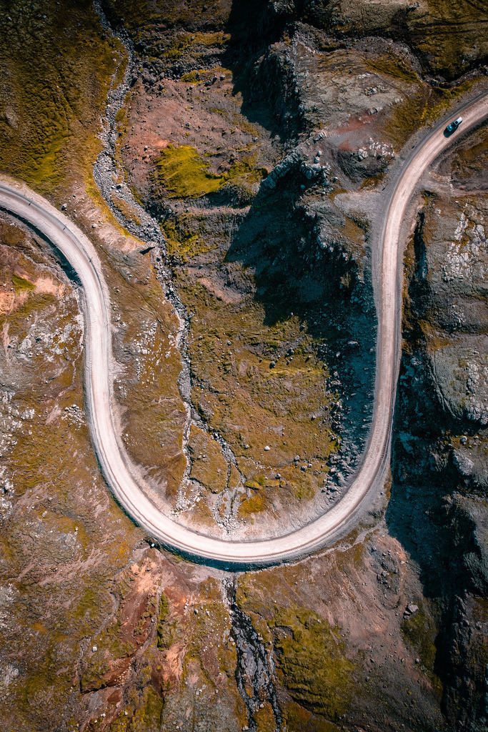 Drohnenaufnahme Straße in Island  | freigereist - Realisiert mit Pictrs.com
