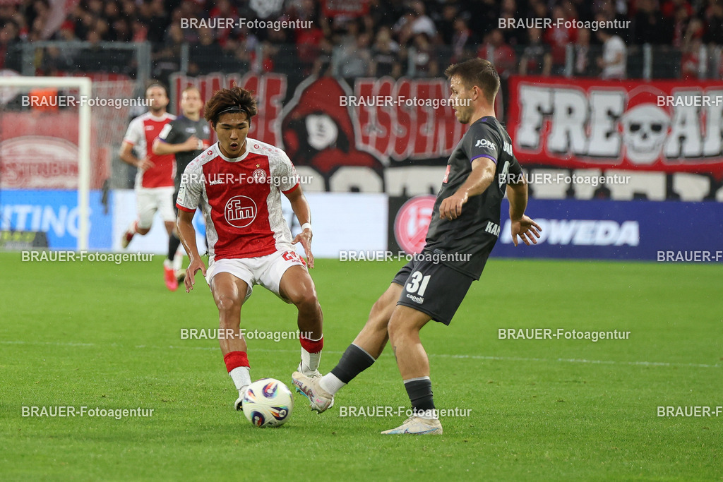 Rot-Weiss Essen - VFL Osnabrück | Essen, Deutschland, 17.09.2025 Kaito Mizuta  (Rot-Weiss Essen) mit Patrick Kammerbauer (VFL Osnabrück) im Kampf um den Ballwährend des 3.Liga Spiels zwischen  Rot-Weiss Essen und VFL Osnabrück am 17.09.2025 im Stadion an der Hafenstraße in Essen. (Foto von Timo Bluhmki-Schmidt/Brauer Fotoagentur