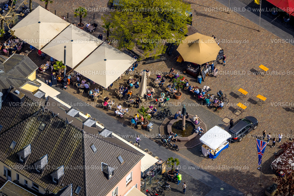 Xanten240402366 | Luftbild, Altstadt Marktplatz mit Außengastronomie, Besucher an Cafétischen in der Sonne und mit Sonnenschirmen, Heiliger Norbert Norbertbrunnen auf dem Marktplatz, Xanten, Niederrhein, Nordrhein-Westfalen, Deutschland