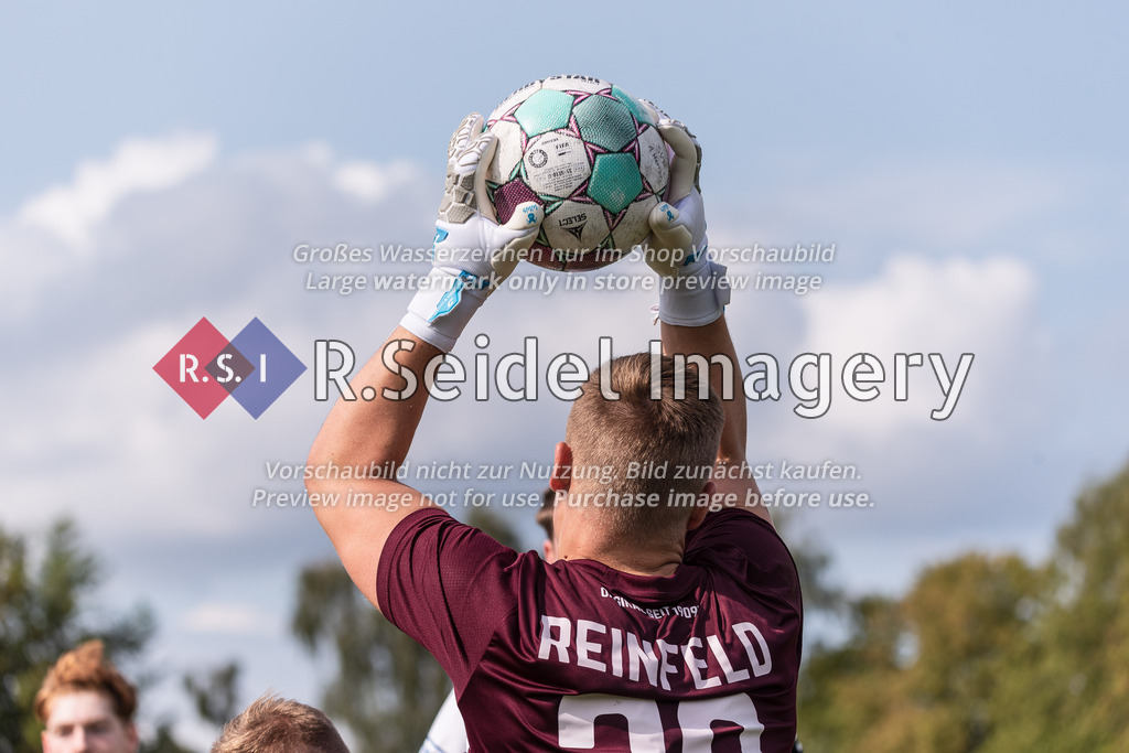 RS-1-002251 | Dennis Schramm (#28, Reinfeld, Torwart) fischt den Ball aus der Luft.