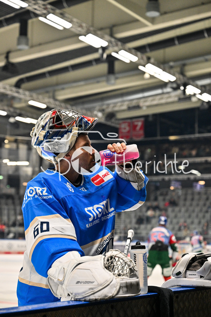 Augsburger Panther - Schwenninger Wild Wings | AUGSBURG, DEUTSCHLAND - 2. NOVEMBER: Joachim ERIKSSON (Schwenninger Wild Wings 60) vor dem Ligaspiel zwischen den Augsburger Panthern und den Schwenninger Wild Wings am 17. Spieltag der Penny DEL im Curt Frenzel Stadion am 02.11.2025