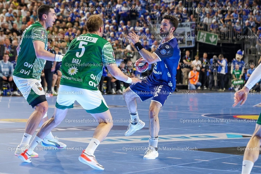 xSSCx18042601005 | 18.04.2026, xsscx, Handball, DHB-Pokal Lidl Final4, TBV Lemgo-Lippe - Füchse Berlin, Saison 2025 / 2026 Herren, Lanxess Arena: Max Darj (Füchse Berlin #05) im Zweikampf gegen Tim Suton (TBV Lemgo Lippe #23) Photo: xSandraxScherningxPressefotoKochx