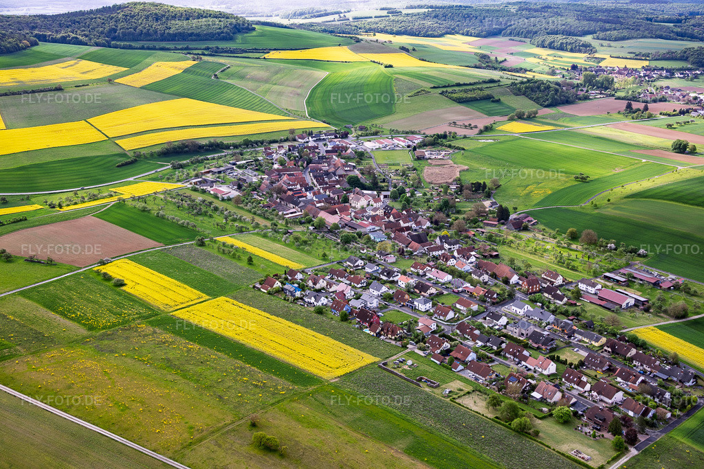 Luftbild: Ortsansicht von Nordwesten im Ortsteil Weyersfeld in Karsbach im Bundesland Bayern in Deutschland. – Foto: IMG_156108.jpg vom 03.05.2026 durch Werner Riehm/FLY-FOTO.de – Auflösung des Originals: 6000 x 4000 px