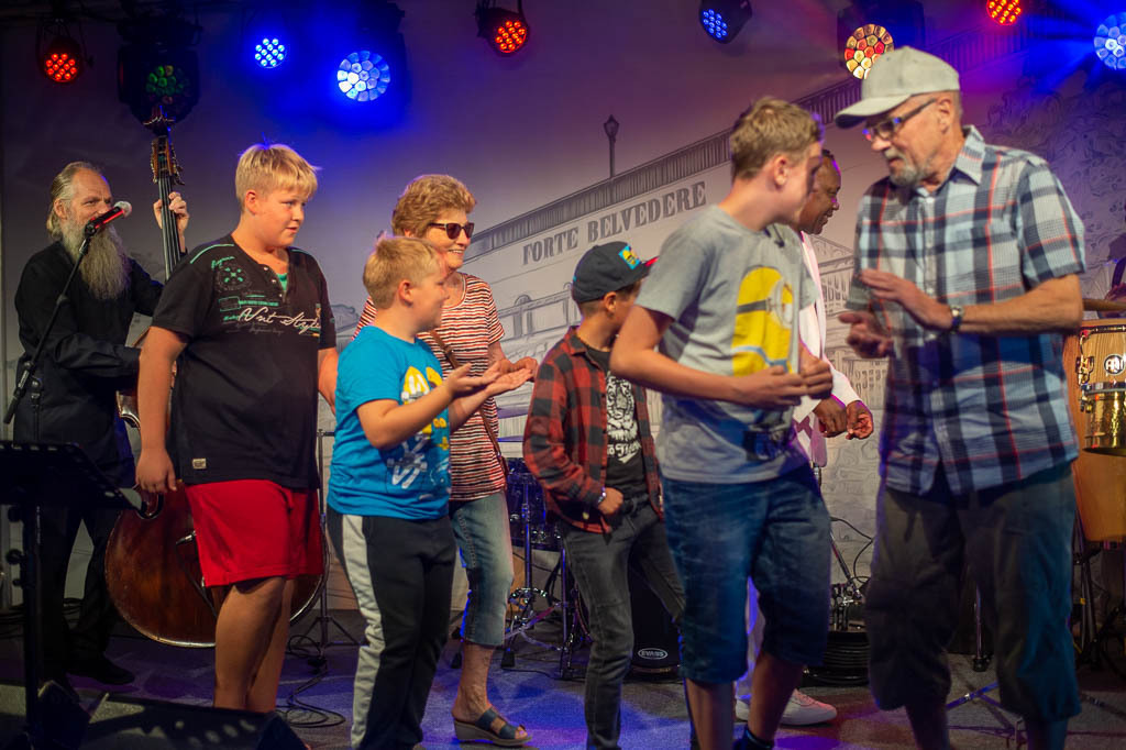 Summ Summ Salsa | Kinderkonzert Summ Summ Salsa mit Klazz Brothers & Cuba Percussion im Forte Belvedere Leisnig zum Festival Hallo Leisnig 2022. - Realisiert mit Pictrs.com