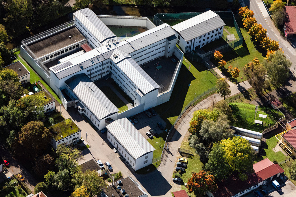 dr__0038554.jpg | MEMMINGEN 11.10.2019 Gefängnis- Gelände und Sicherheitsumzäunung der Justizvollzugsanstalt JVA in Memmingen im Bundesland Bayern, Deutschland. Keine POD - Print on Demand Verwendungen zulässig ! // Prison grounds and high security fence Prison in Memmingen in the state Bavaria, Germany. No POD - Print on Demand uses allowed! Foto: Daniel Reiter