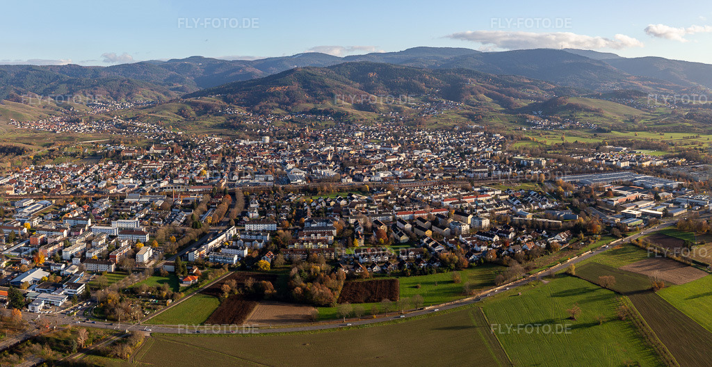 Luftbild: Stadtgebiet mit Außenbezirken und Innenstadtbereich am Schwarzwaldrand in Bühl im Bundesland Baden-Württemberg in Deutschland. Foto: IMG_119901-Pano.jpg vom 30.11.2019 durch Werner Riehm/FLY-FOTO.deAuflösung des Originals: 7614 x 3926 px