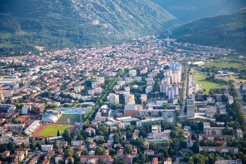 Vue aérienne: Centre-ville à l'est du sud à Nova Gorica dans le département Slovénie, Slovénie. Photo: IMG_137619.jpg prise le 16/07/2023 par Werner Riehm/FLY-FOTO.euRésolution de l'original: 5472 x 3648 px