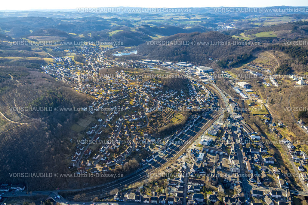 Lennestadt250309139Meggen | Luftbild, Wohngebiet am Hang, Hügellandschaft, Bahnlinie, Meggen, Lennestadt, Sauerland, Nordrhein-Westfalen, Deutschland