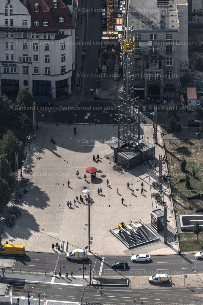 4039563 | LEIPZIG 14.09.2020 Strommast- Konstruktion einer Trasse und Verbundleitung des Mobilitätszentrums der Leipziger Verkehrsbetriebe (LVB) GmbH am Willy-Brandt-Platz in Leipzig im Bundesland Sachsen, Deutschland. Weiterführende Informationen bei: Leipziger Verkehrsbetriebe (LVB) GmbH. // Power tower-construction of a road and Interconnector of the mobility center of Leipziger Verkehrsbetriebe (LVB) GmbH on Willy-Brandt-Platz in Leipzig in the state Saxony, Germany. Further information at: Leipziger Verkehrsbetriebe (LVB) GmbH. Foto: Gerhard Launer