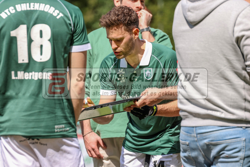 MJ_2023-04-30 HTCU-CHTC-24 | Timm Herzbruch (Uhlenhorst Mülheim #14), Uhlenhorst Mülheim - Crefelder HTC am 30.4.2023 im Waldstadion, Mülheim a. d. Ruhr