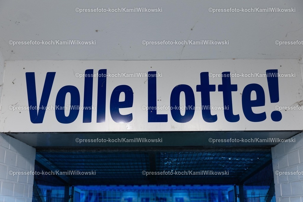 xKWI31102501032 | 31.10.2025, xkwix, Fußball, Regionalliga West, VfL Sportfreunde Lotte - FC Gütersloh, Stadion am Lotter Kreuz: Volle Lotte! Spielertunnel Schriftzug