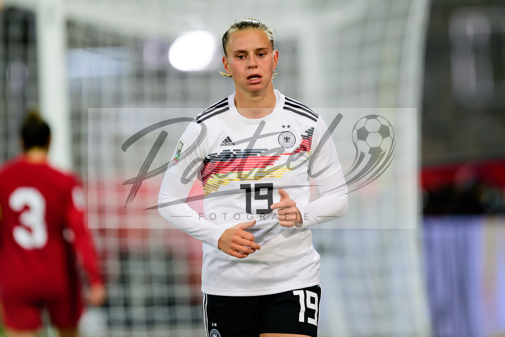 GERTUR20211126_173 | Fussball, Frauen: Klara Buehl (Germany) schaut bei dem Spiel der WM-Qualifikation zwischen Deutschland und Tuerkei im Eintracht-Stadion am 26.11.2021 in Braunschweig, Deutschland. - Realisiert mit Pictrs.com