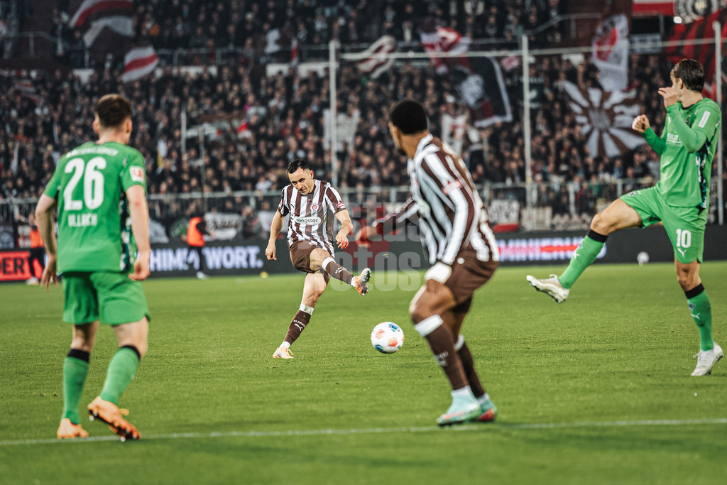 Fußball | Männer | Saison 2025/2026  | Fußball-Bundesliga | 09. Spieltag | FC St. Pauli vs. Borussia Mönchengladbach | 01.11.2025 | Torschuss von Manolis Saliakas (#2, FC St. Pauli)
