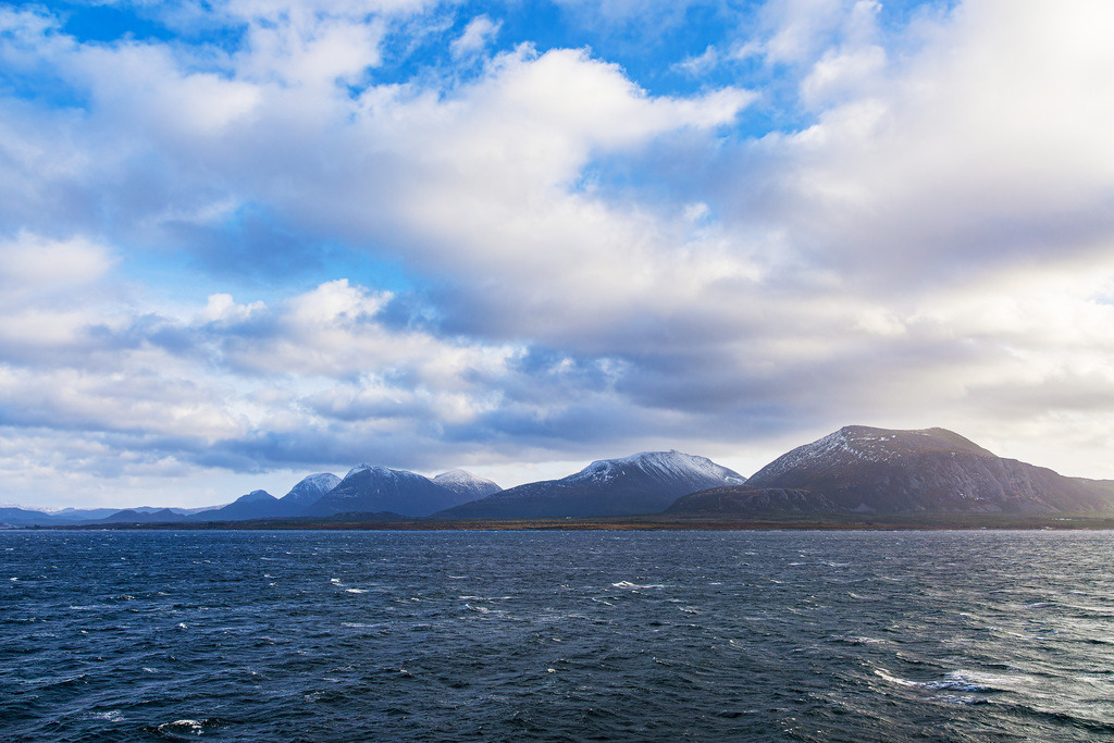 Berge und Felsen nahe Kristiansund in Norwegen | Berge und Felsen nahe Kristiansund in Norwegen.