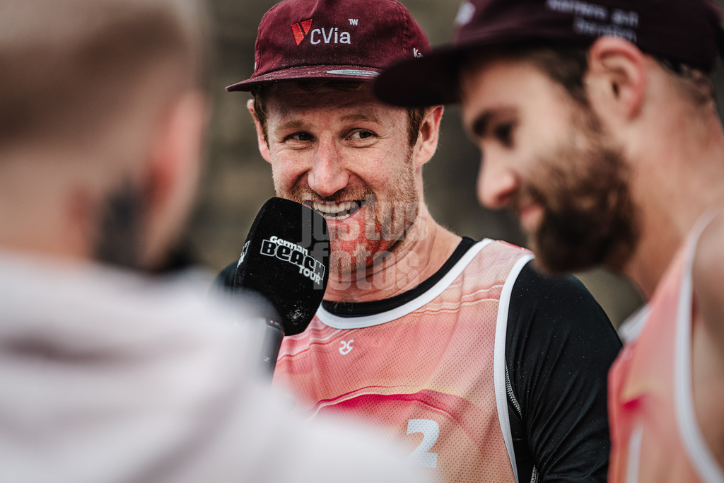 Beachvolleyball | Männer | German Beach Tour 2024 | Tourstop Düsseldorf | 18.05.2024 | v.l. Yannick Harms und Manuel Harms glücklich beim Interview nach dem Spiel
