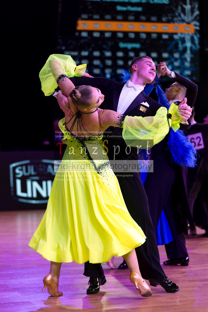 20241215_WDSF_Int_Open_Std-Riga-8904 | Tanzsportbilder, Standardtanz, Lateintanz, WDSF, DTV, LTVB, dancecomp, goc, hessen tanzt, blaues band der spree, walzer, tango, wiener walzer, slowfox, quickstepp, samba, rumba, cha-cha-cha, paso doble. jive, hd-kroft photography, turniertanzsport