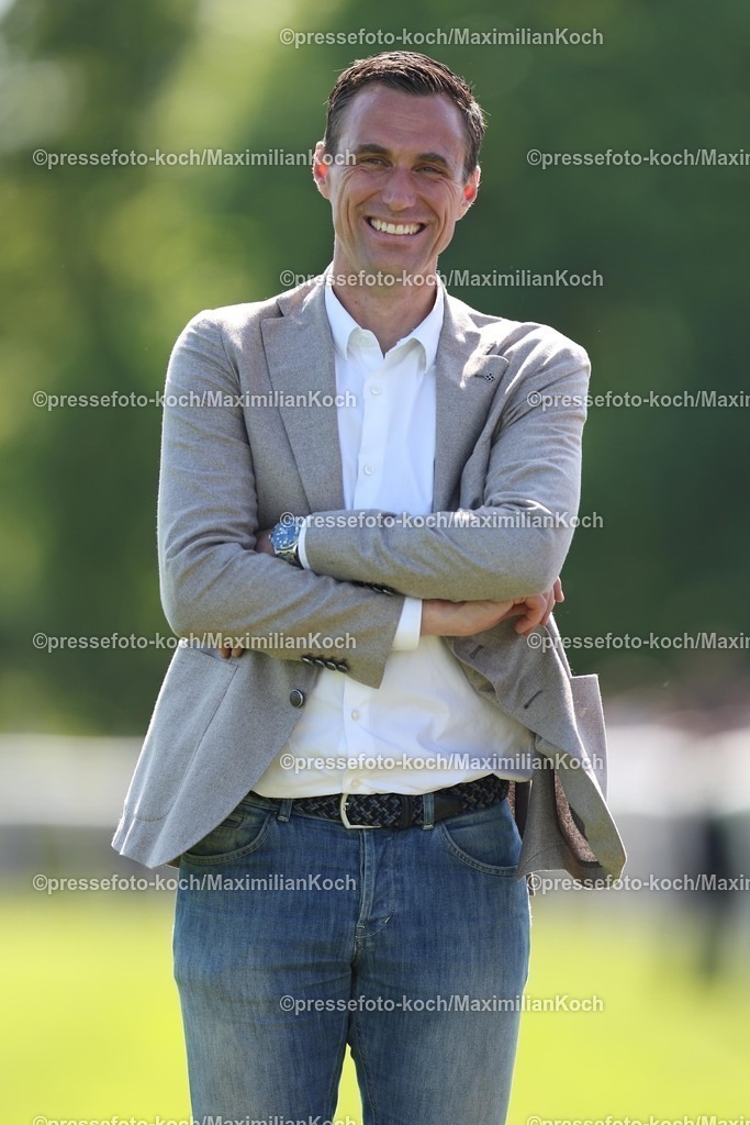 HanMX01052588045 | 01.05.2025, Fußball, Hannover 96 Renntag, Die Fußballprofis von Hannover96 zu Gast auf der Pferderennbahn Neue Bult. Im Bild Marcus Mann (Geschäftsführer Geschäftsführung Hannover 96) Mimik lachend gut gelaunt zufrieden lächelnd, lacht