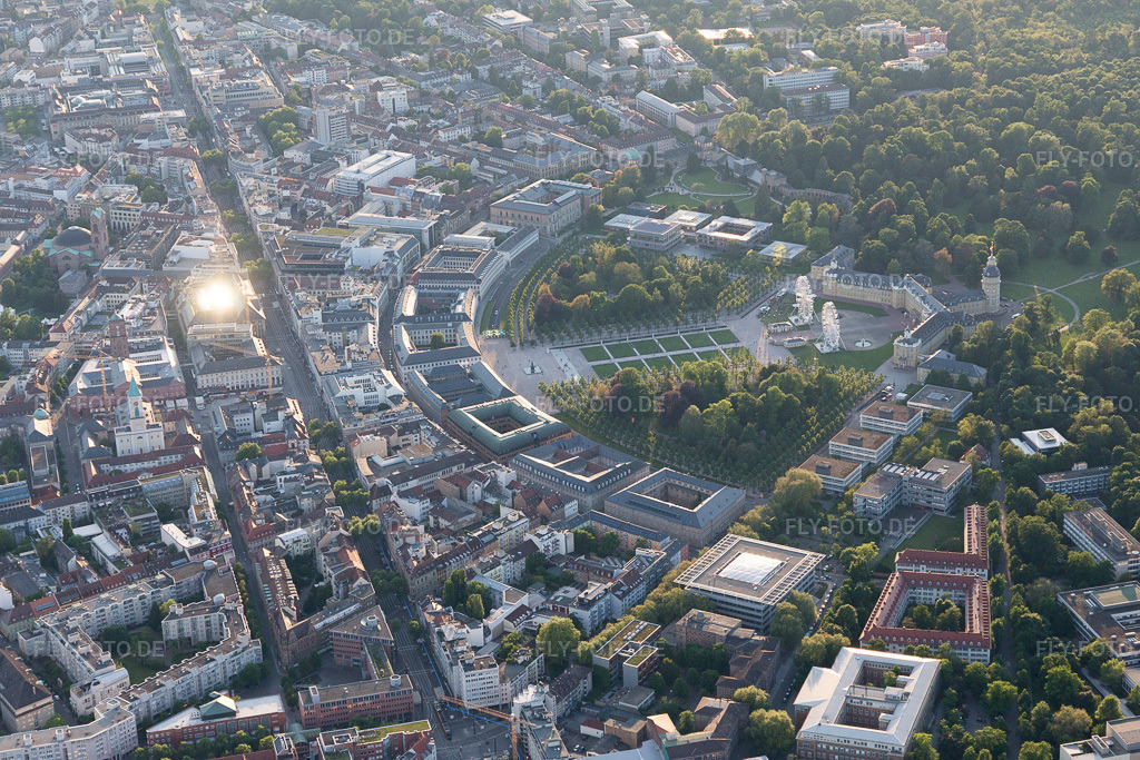 Luftbild: Schloß und Schloßpark im Ortsteil Innenstadt-Ost in Karlsruhe im Bundesland Baden-Württemberg in Deutschland. Foto: IMG_099588.jpg vom 21.05.2017 durch Werner Riehm/FLY-FOTO.de