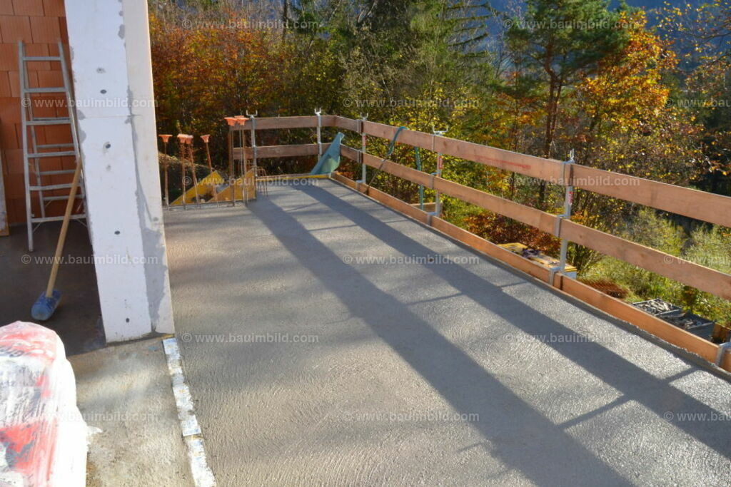 Balkonplatte in Ortbeton | Frisch betonierte Balkonplatte mit Holzgeländer als Absturzsicherung