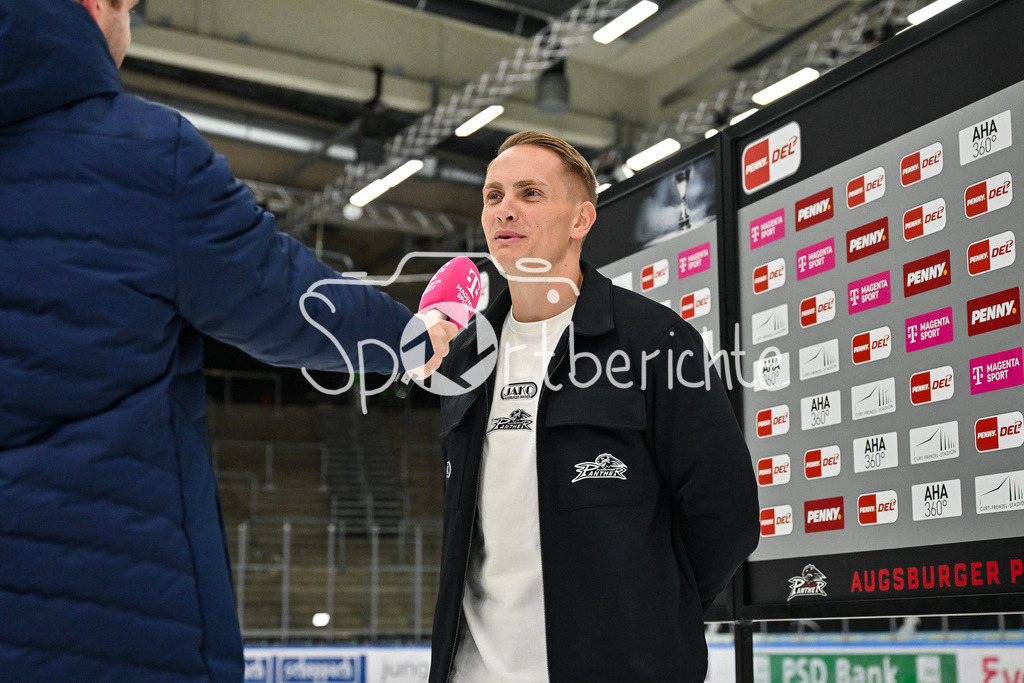 Augsburger Panther - Kölner Haie | Im Bild Markus KELLER - Teammanager der Augsburger Panther - beim Interview mit MagentaSport / Magenta Sport / Einzelfoto / Freisteller / DEL: Augsburger Panther - Kölner Haie; Curt Frenzel Stadion am 26.09.2025