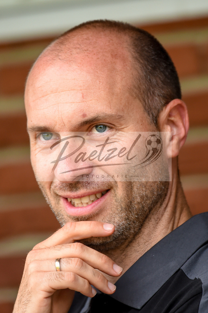 BSBOSN_20210626_0019 | Fussball, Herren: Trainer Daniel Scherning (VfL Osnabrueck) schaut beim Testspiel zwischen TuS Bersenbrueck und VfL Osnabrueck im Hasestadion am 26.06.2021 in Bersenbrueck, Deutschland. - Realisiert mit Pictrs.com