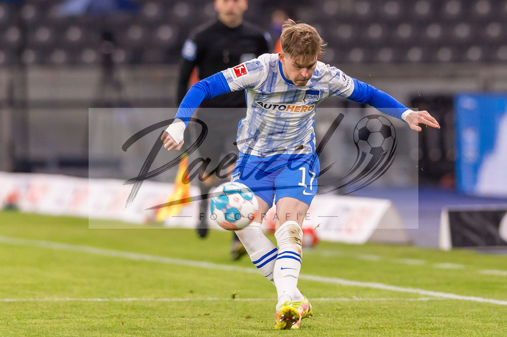 HERBOC20220204_207 | Fussball, Herren: Maximilian Mittelstaedt (Hertha BSC) in Aktion, am Ball, Einzelaktion bei dem Spiel der 1. Bundesliga zwischen Hertha BSC und VfL Bochum im Olypiastadion am 04.02.2022 in Berlin, Deutschland.DFB / DFL REGULATIONS PROHIBIT ANY USE OF PHOTOGRAPHS AS IMAGE SEQUENCES AND/OR QUASI-VIDEO. - Realisiert mit Pictrs.com