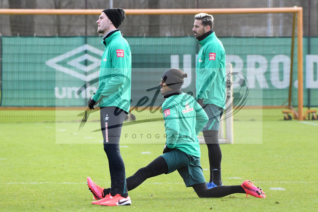20200212_TRASVW_0072 | Fussball, Herren: Sebastian Langkamp (Werder Bremen), Theodor Gebre Selassie (Werder Bremen) und Claudio Pizarro (Werder Bremen) schauen waehrend der Trainingseinheit des SV Werder Bremen auf dem wohninvest Weserstadion Trainingsplatz am 12.02.2020 in Bremen, Deutschland. - Realisiert mit Pictrs.com