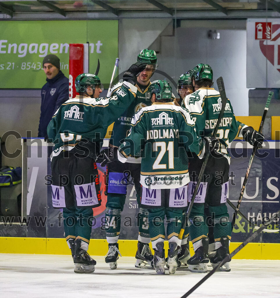 2026-01-06_031_TSV_Erding_gegen_EV_Lindau_Islanders | Erding, Deutschland, 06.01.2026:Eishockey, Oberliga Süd 2025 / 2026, 35. Spieltag, TSV Erding gegen EV Lindau Islanders, Endergebnis: 2:5Bastian Cramer (Erding Gladiators, #34), Erik Modlmayr (Erding Gladiators, #21), Mark Waldhausen (Erding Gladiators, #27)Foto: Christian Riedel / fotografie-riedel.net