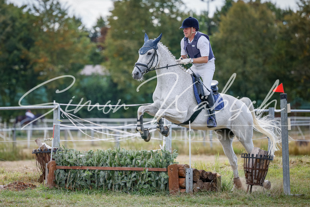 20250905-_3LI0963 | Tierfotografie Pferde, Hunde, Katzen, Haustiere.
Turnierfotografie Reitturniere, Reiten, Springreiten, Dressur in Hanau, dem Main-Kinzig-Kreis und dem Rhein-Main- Gebiet um Frankfurt