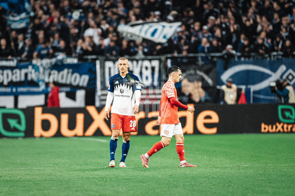 Fußball | Männer | Saison 2025/2026 | 1. Fußball-Bundesliga | 6. Spieltag | Hamburger SV vs. 1. FSV Mainz 05 | 05.10.2025 | Eine Taube fliegt über das Feld vor dem Gesicht von Miro Muheim (#28, HSV)