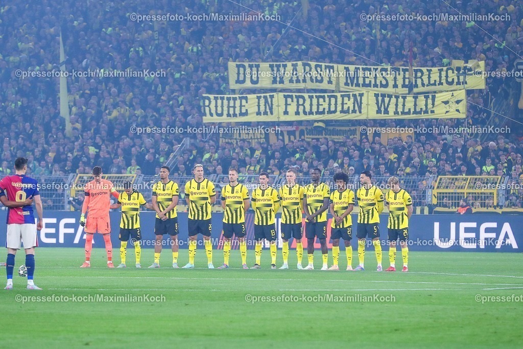 UCL1504251040 | 15.04.2025, Fußball, UEFA Champions League, Borussia Dortmund - FC Barcelona, BVB Stadion, Viertelfinale, Saison 2024 2025: Die Spieler von Borussia Dortmund und vom FC Barcelona, Barca halten eine Schweigeminute fuer den verstorbenen Wilhelm Burgsmueller abRegulations prohibit any use of photographs as image sequences and or quasi-video.