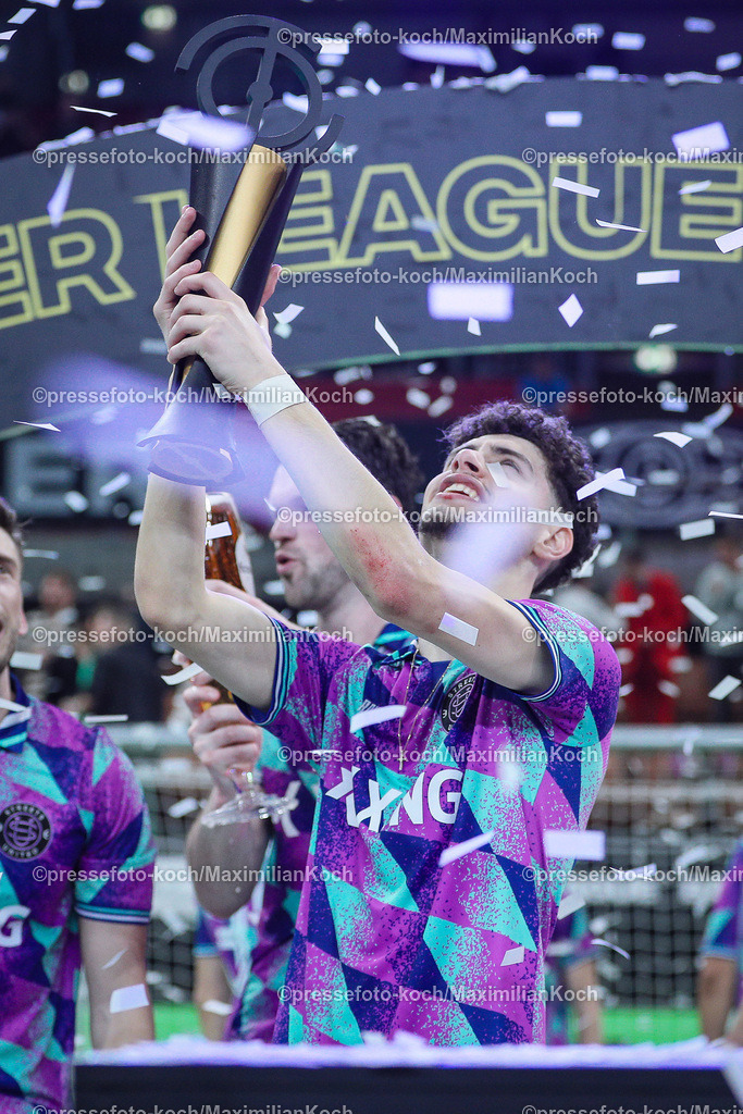 DueBL08042403007 | 08.04.2024, Düsseldorf, Fußball, Baller League, PSD Bank Dome, Final Four, Finale Calcio Berlin - Streets United: Streets United wird Baller League Champion, Tyreece Herzhauser (Streets United, #11) steht jubelnd mit dem Pokal auf dem Siegerehrungspodest