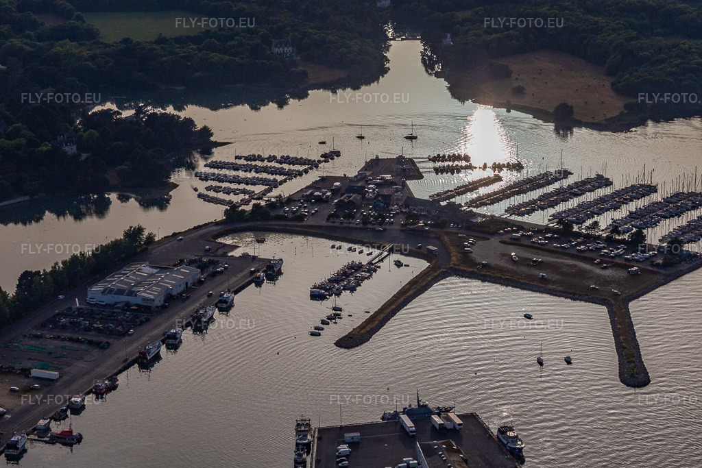 Vue aérienne: Marina - Port de Plaisance à Loctudy dans le département Finistère, France – .Photo: IMG_132501.jpg prise le 17/06/2022 par Werner Riehm/FLY-FOTO.eu – Résolution de l'original: 4456 x 2971 px – Guide du Port - Services aux plaisanciers en Bretagne