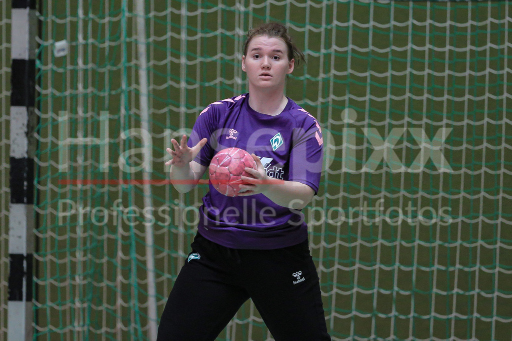 Handball, 2. Bundesliga Frauen, Training SV Werder Bremen | v.li.: Leonie Schumacher (Torhüterin, Torwart, SV Werder Bremen, 12) am Ball, Spielszene, Aktion, Action