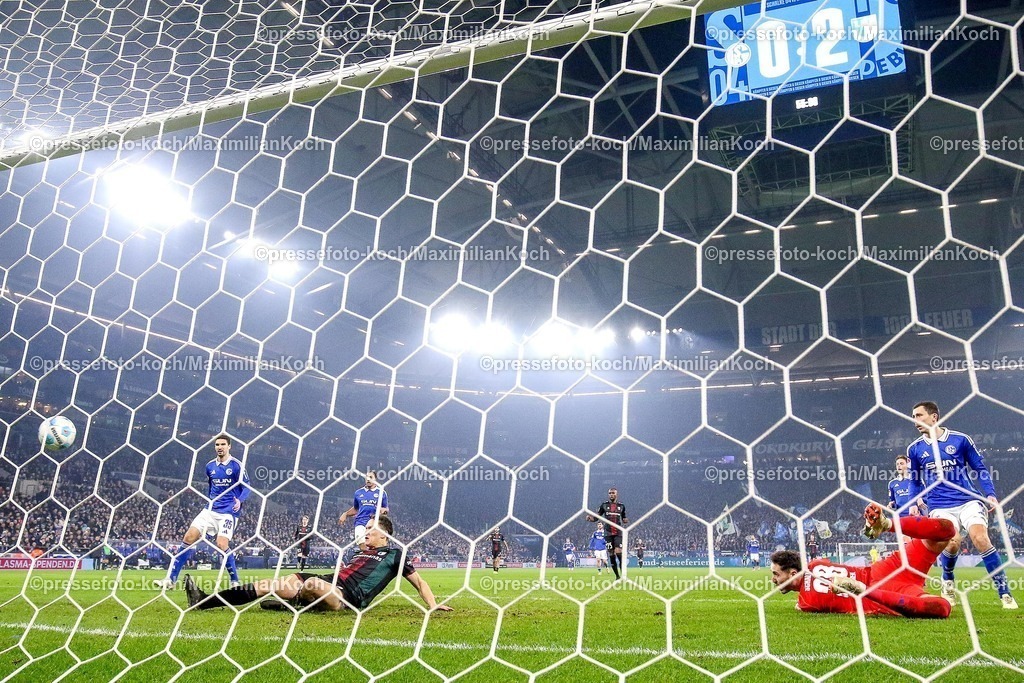 S0401022501090 | 01.02.2025, Fußball, FC Schalke 04 - 1. FC Magdeburg, 2.. Fußball Bundesliga, 20. Spieltag, Veltins-Arena Gelsenkirchen, Saison 2024 2025: Torwart Justin Heekeren (S04 #28) im Tor gegen den einschiebenden Torschützen Martijn Kaars (1.FC Magdeburg #9) der zum 3:0 für Magdeburg trifft. DFB regulations prohibit any use of photographs as image sequences and or quasi-video.