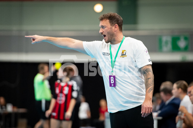 20250831schulz150 | Michael Stettner (VfL Waiblingen,Trainer) zeigt die Richtung anDEU, Leverkusen 31.08.2025 Handball, 2. Bundesliga Frauen 2025/2026, 1. Spieltag, Bayer 04 Leverkusen - VfL Waiblingen - Realisiert mit Pictrs.com