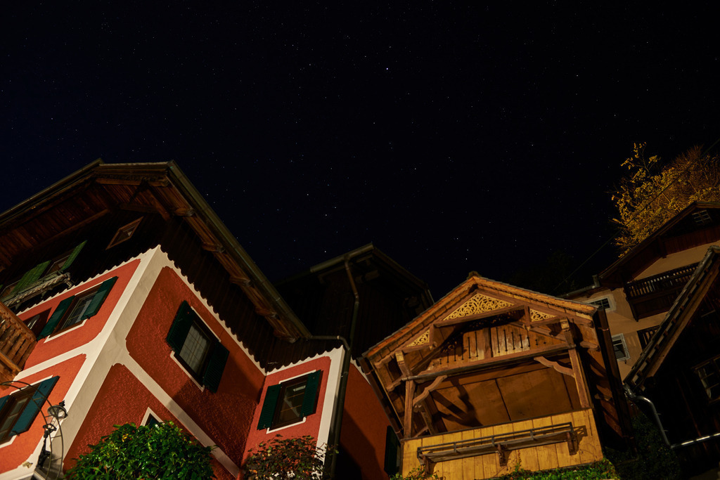 Häuserzeile mit Sternenhimmel | Hallstatt, Austria - October 16, 2018: Häuserzeile mit Sternenhimmel. - Realisiert mit Pictrs.com