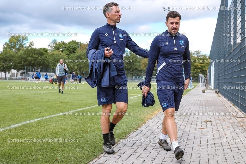 KSC02092502316 | 02.09.2025, Fußball, Training Karlsruher SC, 2. Fußball Bundesliga, Trainingsplatz am BBBank Wildpark Stadion Karlsruhe, Saison 2025 2026: Cheftrainer Christian Eichner (KSC #hc) neben Co-Trainer Sirus Motekallemi (KSC)