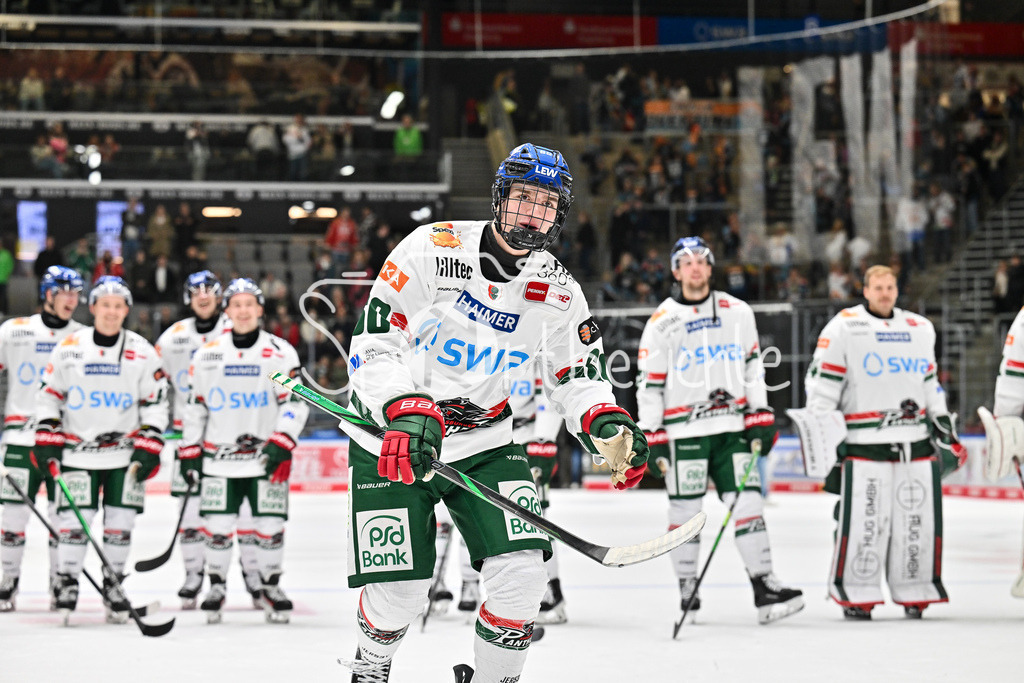 Augsburger Panther - Steinback Black Wings Linz | Die Augsburger Panther feiern ausgelassen den Sieg gegen Linz / im Bild Liron PELLIZZARI (Augsburger Panther 60) / Testspiel: Augsburger Panther - Steinback Black Wings Linz; Curt Frenzel Stadion am 05.09.2025
