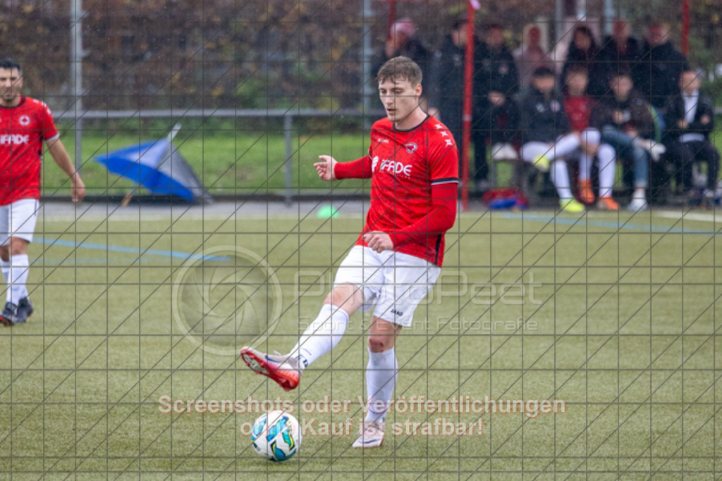 20251109_132022_0256 | #,1.Göppinger SV II (rot) vs. TV Jahn Göppingen II (blau), Fussball, Kreisliga B8, Bezirk Neckar/Fils, 12. Spieltag, Saison 2025/2026, Kunstrasenplatz Süd, Hohenstaufenstraße 116, 73033 Göppingen, 09.11.2025 - 12:30 Uhr,Foto: PhotoPeet-Sportfotografie/Peter Harich