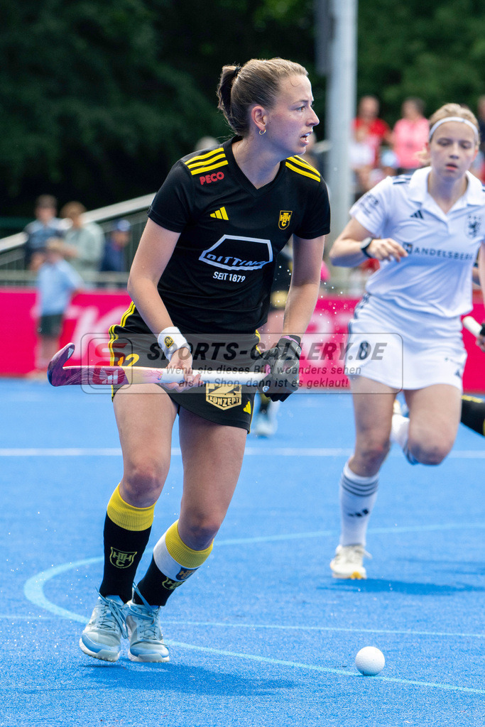 Final4_20250601-1146-Z09_4025 | Krefeld, Deutschland, 01.06.2025:  Feldhockey Final4 2025 – „Deutsche Feldhockey-Meisterschaften 2025“ Harvestehuder HTC - Düsseldorfer HC (Finale Damen) im Gerd-Wellen-Hockeyanlage am 01.06.2025 in Krefeld, Deutschland. (Foto von Kramhöller/Fehrmann/Kaste)Krefeld, Germany, 01.06.2025: Feldhockey Final4 2025 – „Deutsche Feldhockey-Meisterschaften 2025“ Harvestehuder HTC - Düsseldorfer HC (Finale Damen) in Gerd-Wellen-Hockeyanlage at 01.06.2025 in Krefeld, Deutschland. (Foto from Kramhöller/Fehrmann/Kaste)
