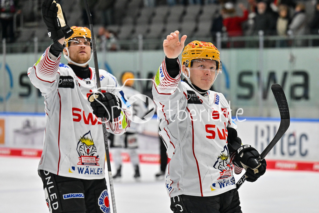 Augsburger Panther - Fischtown Pinguins | Die Spieler aus Bremerhaven bedanken sich bei den mitgereisten Fans / DEL: Augsburger Panther - Fischtown Pinguins, Curt Frenzel Stadion am 08.01.2025 / Max GOETZ (Fischtown Pinguins 23) / Ross MAUERMANN (Fischtown Pinguins 14)