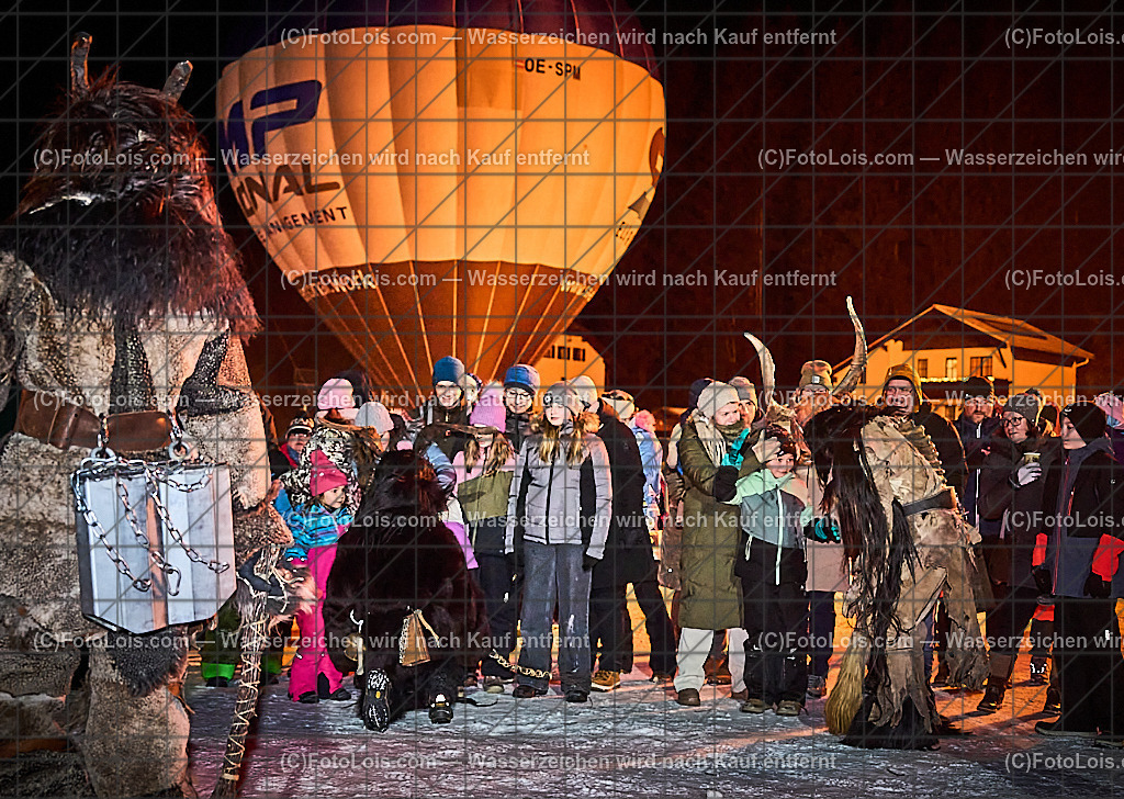 _ALP8230_NACHTderBALLONE_Lackenhof_Gaminger Oetscherteufel | ... mit dem Ballonsportclub Ötscherland aus Wieselburg, der Bergrettung Lackenhof mit einer Schauübung, der Perchtengruppe 'Gaminger Ötscherteufeln' und dem Musikverein Lackenhof,  So 28. Dezember 2025.       Einen wesentlichen Teil der Veranstaltung nahmen die 'Gaminger Ötscherteufeln' ein und machten aus dem Weitental vor der Ötscherlift-Talstation einen echten Hexenkessel.