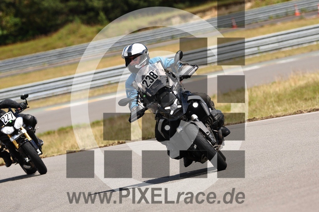 0238-20260611_01085 | Schöne Erinnerungen an spannende Momente - das festzuhalten ist unser Job. PIXELrace.de ist seit 2003 auf den Rennstrecken Europas unterwegs um die Action draußen beim Fahren und die wunderbare Stimmung imm Fahrerlager für euch einzufangen.