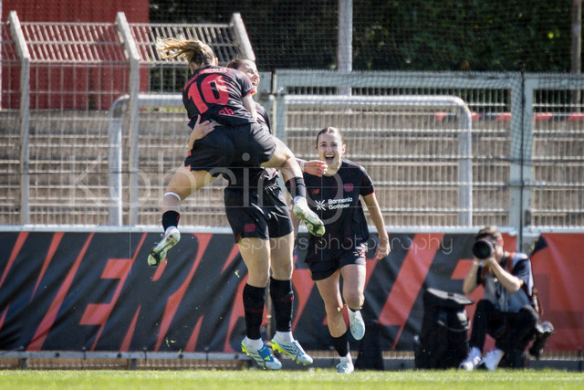 Google Pixel Frauen-Bundesliga; Bayer 04 Leverkusen - SC Freiburg, 26.04.2026 | Torjubel: Katharina Piljic (Bayer 04 Leverkusen, 6) trifft zum 1:0; Bayer 04 Leverkusen - SC Freiburg an Spieltag 23 der Google Pixel Frauen-Bundesliga am 26.04.2026 im Ulrich-Haberland-Stadion in Leverkusen (Nordrhein-Westfalen). DFL REGULATIONS PROHIBIT ANY USE OF PHOTOGRAPHS AS IMAGE SEQUENCES AND/OR QUASI-VIDEO.