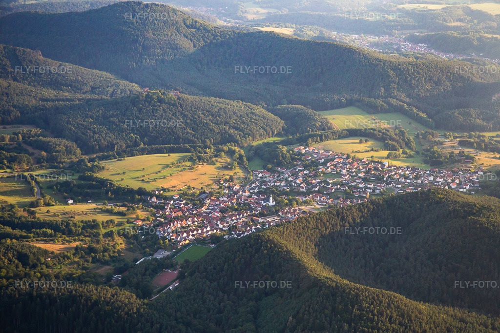 Luftbild: Ortsansicht von Nordosten in Busenberg im Bundesland Rheinland-Pfalz in Deutschland. Foto: IMG_084190.jpg vom 29.08.2015 durch Werner Riehm/FLY-FOTO.de