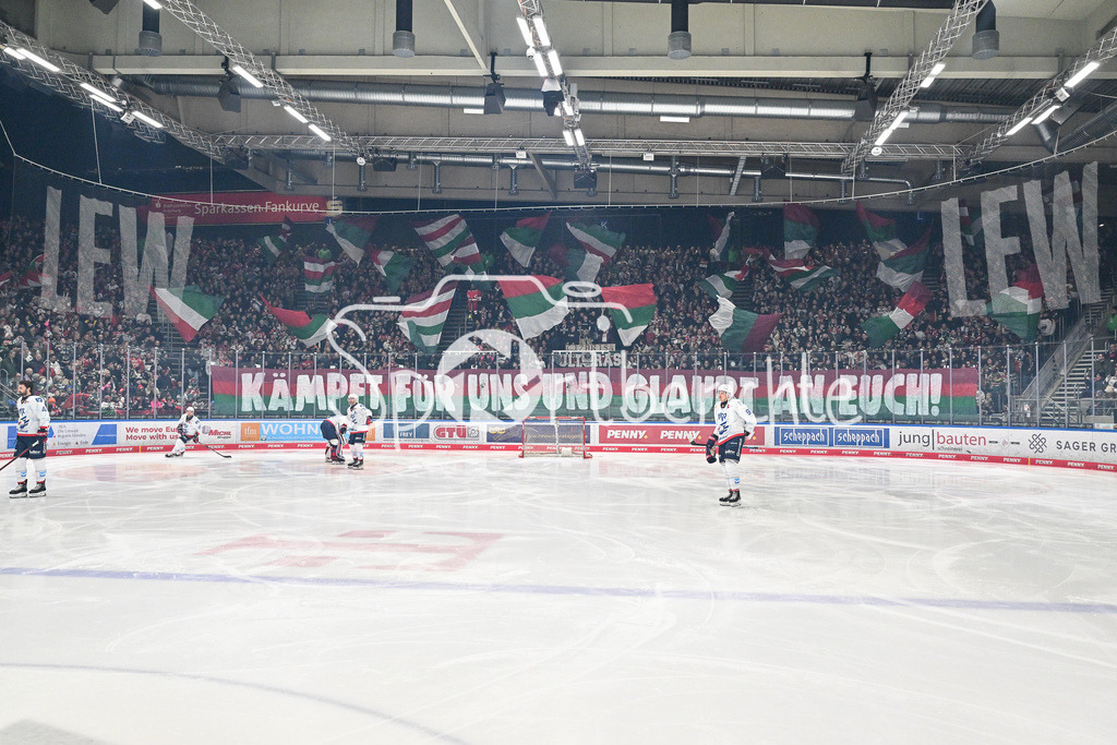 Augsburger Panther - Adler Mannheim | Die Fans der Panther haben eine Choreo zu Spielbeginn vorbereitet / DEL: Augsburger Panther - Adler Mannheim, Curt Frenzel Stadion am 16.02.2025