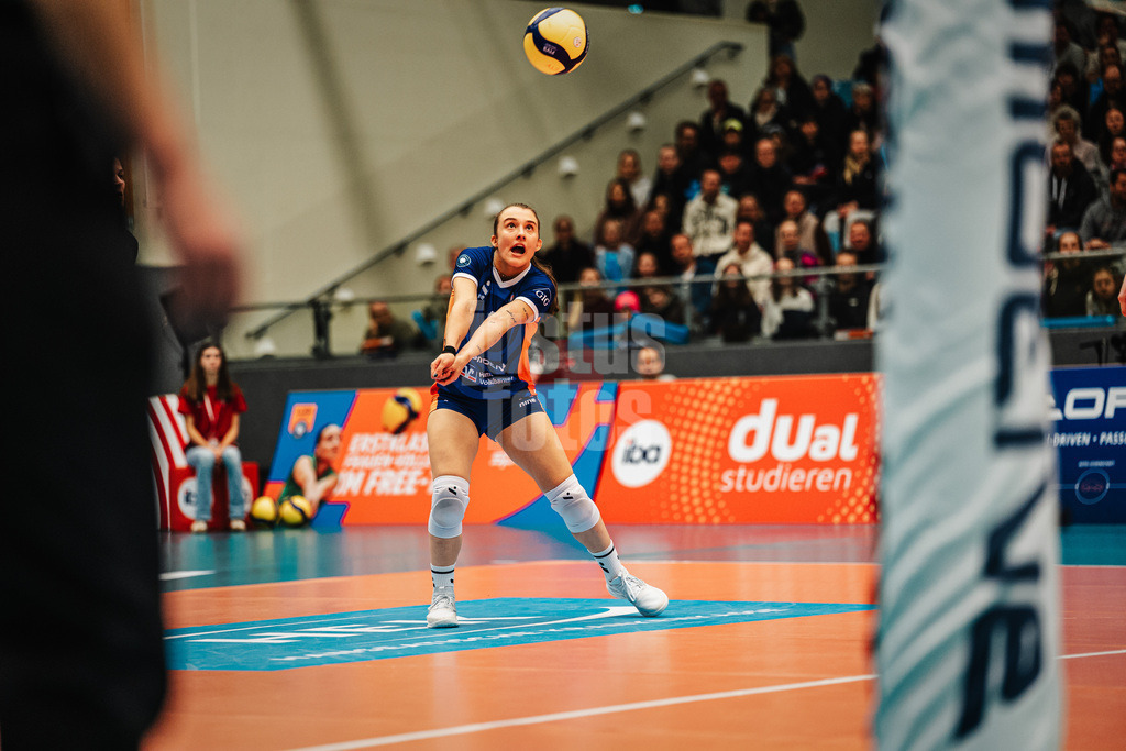 Volleyball | Frauen | Saison 2025/2026 | Volleyball Bundesliga | ETV Hamburger Volksbank Volleys vs. SSC Palmberg Schwerin | 17.01.2026 | Lina Köster (#3, ETV Hamburger Volksbank Volleys) nimmt den Ball an