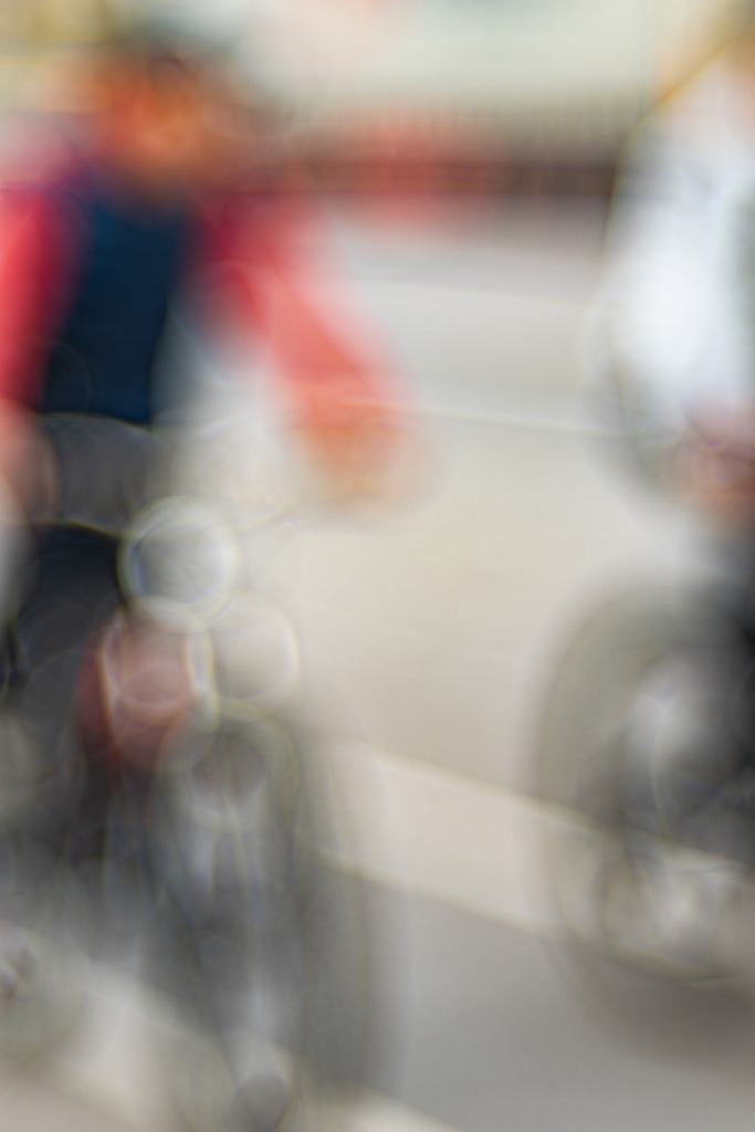 lass rollen | Radfahrer auf der nördlichen Wasserstadtbrücke - Realisiert mit Pictrs.com