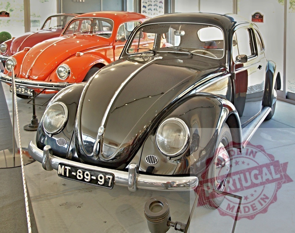 Classic Volkswagen Beetles Displayed in Museum Exhibit | Vintage Volkswagen Beetles showcased in a museum setting - Realisiert mit Pictrs.com